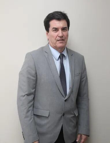 Dr. Gustavo Santander Dans (58 años), camarista, candidato a la FGE.
