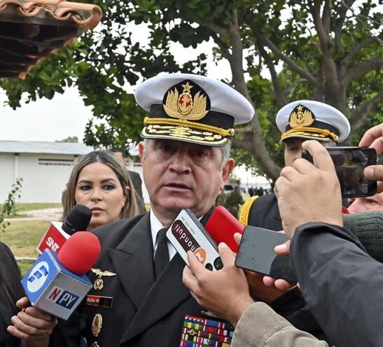 Carlos Velázquez Moreno, excomandante de la Armada. Fue destituido del cargo en octubre del 2022. Este mes pasó a retiro. El exjefe militar es hermano del vicepresidente Hugo Velázquez.
