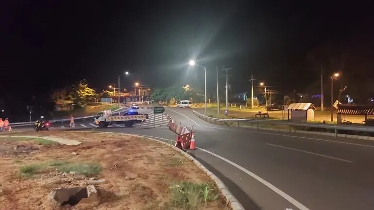 Rotonda de Caacupé permanece cerrada en media calzada tras accidente fatal.