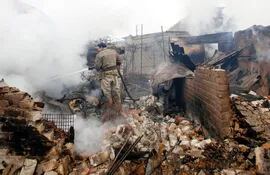 soldados-ucranianos-extinguen-el-fuego-en-una-casa-destruida-por-bombardeos-de-fuerzas-prorrusas-el-acuerdo-de-tregua-contempla-que-las-armas-pesadas-202008000000-1557858.jpg