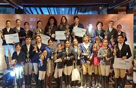 Las mejores amazonas y jinetes de la tercera fecha del Ranking de la Fedepa posan con sus trofeos, en el Club Hípico Paraguayo.
