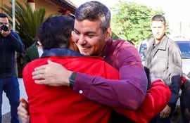 El gobernador Juan Carlos Baruja recibe al candidato a la presidencia Santiago Peña en la Gobernación de Paraguarí