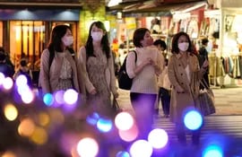 Peatones caminan a través de las iluminaciones estacionales en Tokio, Japón.