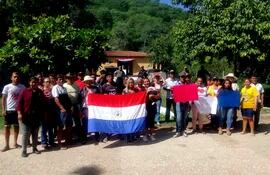 Los cesados, junto con familiares y amigos, se manifestaron frente al local de la Municipalidad.