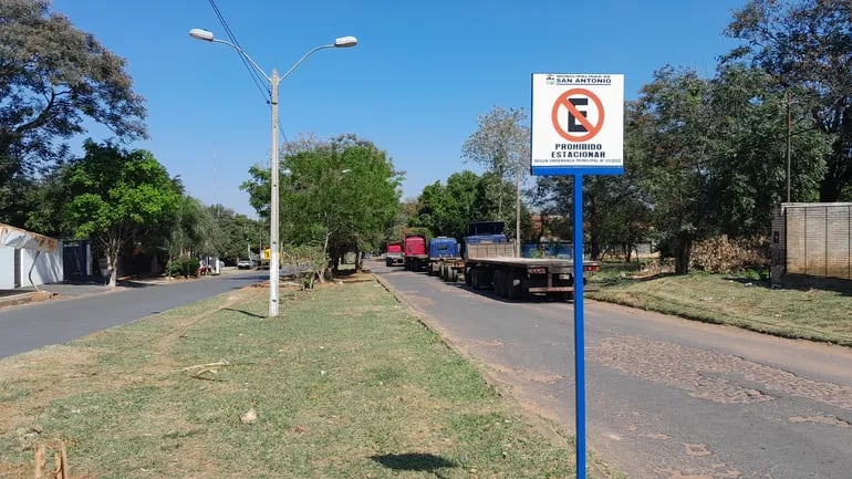 Bolivianos se quejan de multas por estacionar sobre la avenida principal.