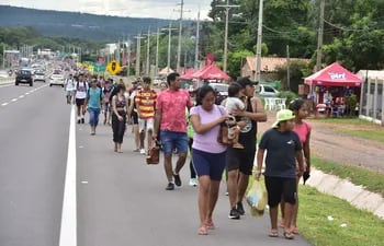 Miles de peregrinos arribaron ayer a Caacupé para participar hoy de la fiesta de la Inmaculada Concepción.