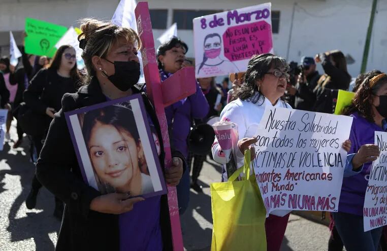 Activistas y madres de mujeres víctimas de desaparición, trata y feminicidio protestan junto a la Cruz de Clavos en Ciudad Juárez, Estado de Chihuahua, México, el 8 de marzo de 2023, Día Internacional de la Mujer.