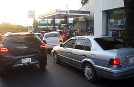 Sigue  la fila vehicular en las estaciones de Petropar, que incluso afecta al tráfico.  La ciudadanía espera varios minutos para comprar más barato.