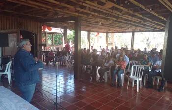 El dirigente colorado y posible candidato a la diputación Arístides Da Rosa se dirige a sus correligionarios presentes en la reunión en Santaní.