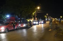 Militares y policías volverán a controlar desde mañana la circulación nocturna en las ciudades consideradas "zonas rojas".