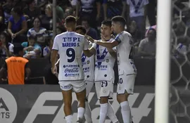 Los futbolistas de Sportivo Ameliano celebran un gol en el partido frente a Danubio por la fase de grupos de la Copa Sudamericana 2024 en el estadio La Huerta, en Asunción, Paraguay.