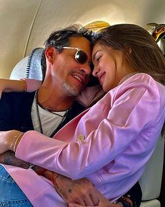 Acá hay amor. Marc Anthony y la bella Nadia Ferreira, en el jet privado del cantante.