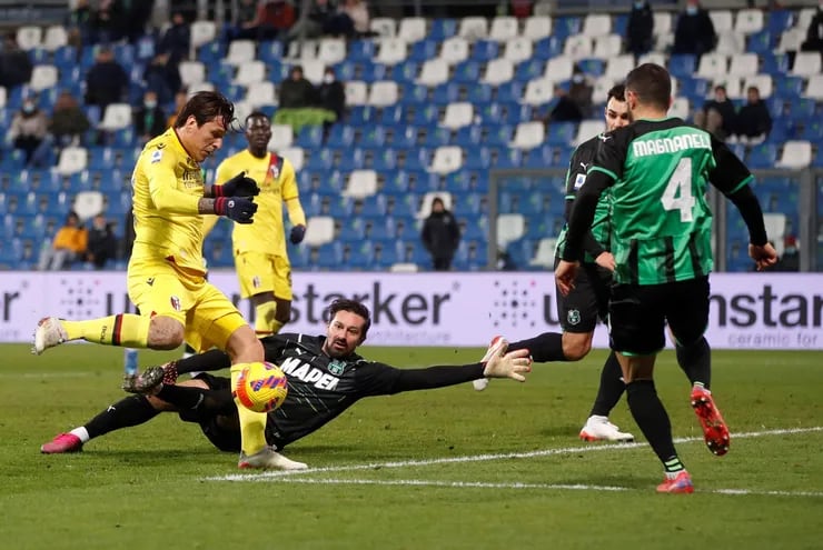 Federico Javier Santander aprovecha un error defensivo para marcar su gol en la victoria de Bologna contra Sassuiolo por 3-0. EFE