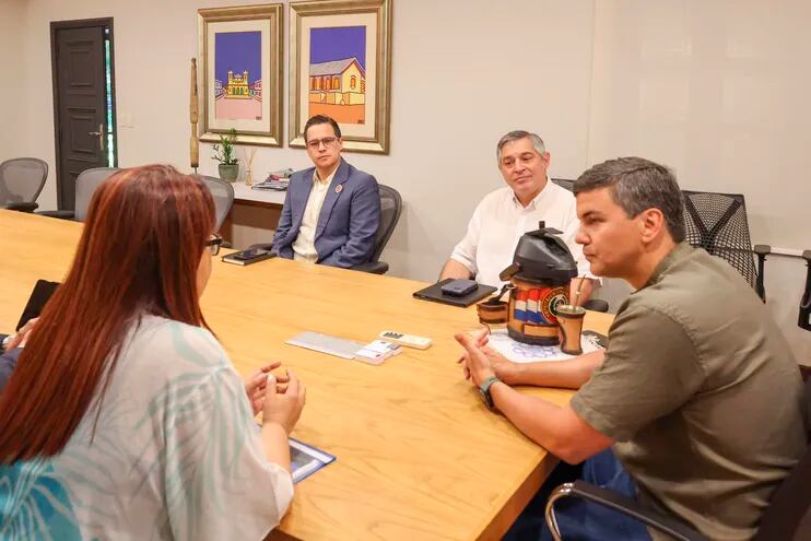 El presidente Santiago Peña (d) conversó días atrás con la rectora de la UNA, Zully Vera (izq.), y con el titular del MEC, Luis Ramírez. Fue en Mburuvicha Róga.