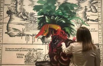 Una visitante observa la obra de Firelei Báez en la exposición "Chosen Memories" habilitada en el Museo de Arte Moderno de Nueva York (MoMa).