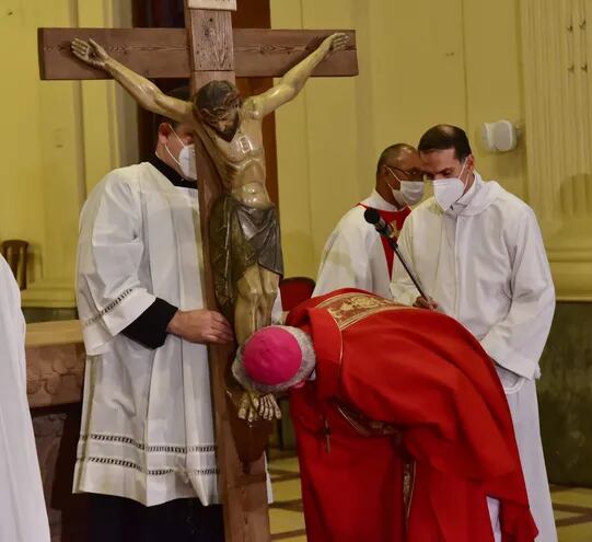 Mons. Adalberto Martínez besa al crucificado en un momento de la liturgia del Viernes Santo.