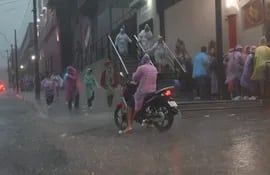 Lluvia en Asunción: fanáticos de Karol G se retiran de los alrededores de La Nueva Olla ante la postergación del concierto.