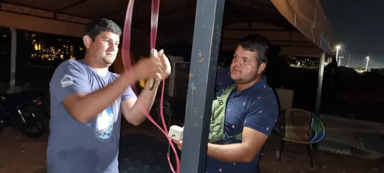 Funcionarios municipales instalaron energía eléctrica en refugio de la Costanera ayer, tras protesta de los damnificados.