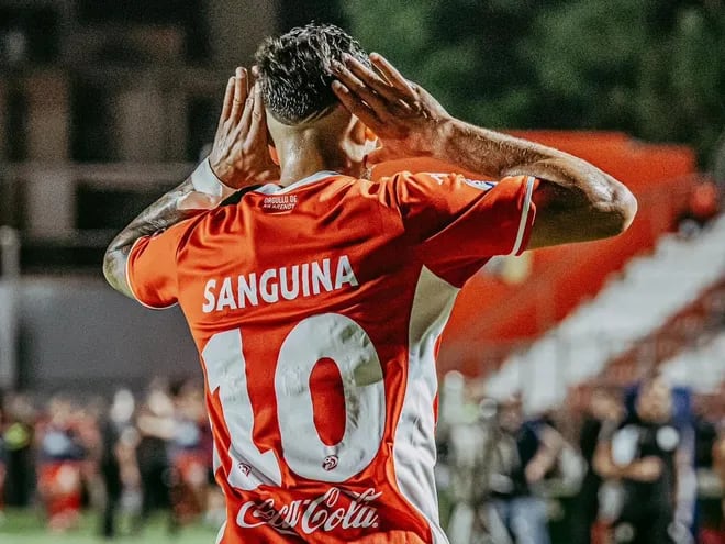 Jorge Sanguina, jugador de General Caballero de Juan León Mallorquín, celebra un gol en el torneo Apertura 2024 del fútbol paraguayo en el estadio Ka'arendy, en Juan León Mallorquín.