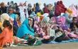 Fieles musulmanes sudaneses que huyeron de la violencia en Jartum, se reúnen para las oraciones matutinas de Eid al-Adha el 28 de junio de 2023, en la región de Jazira, al sur de Jartum.