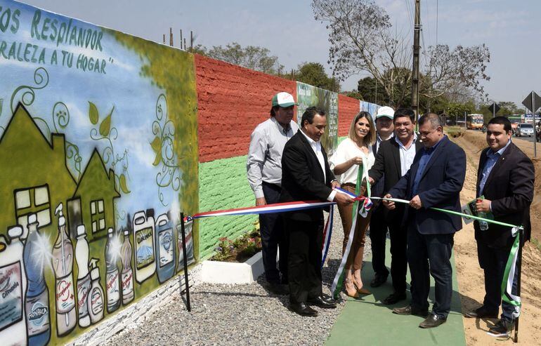El gobernador del departamento Central, Hugo Javier González, participó junto a Conrado Maidana y otras autoridades  de la inauguración del caminero “Resplandor - 12 de Octubre”, en Villeta.