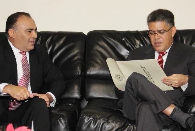 Enrique Jara Ocampos (izq.) conversa con el excanciller de Venezuela, Elías Jaua (foto de archivo).