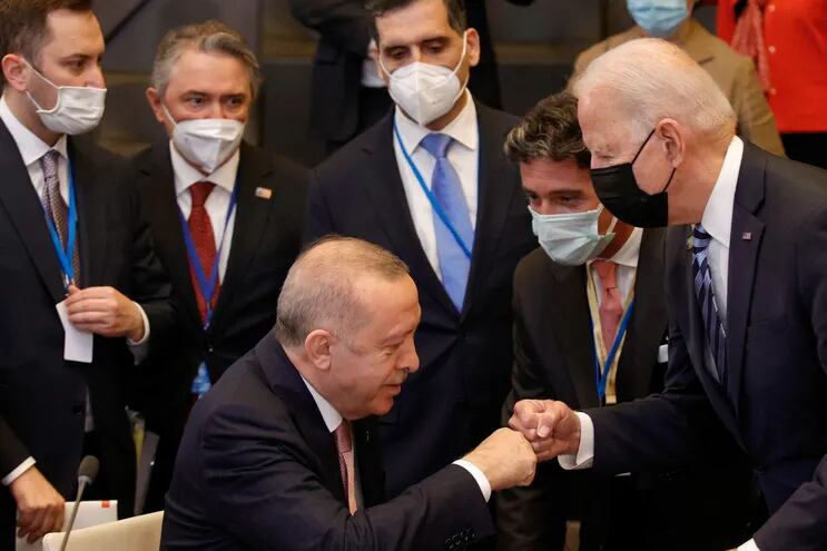 El presidente de EE.UU, Joe Biden  (d) y el gobernante de Turquía, Tayyip Erdogan (i). (Olivier Matthys/POOL/AFP)