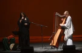 Ninfa Giannuzzi y Giuliana de Donno se constituyeron en el destaque internacional de la primera noche del Festival Mundial del Arpa. Las artistas italianas ofrecieron una serie de cantos tradicionales.