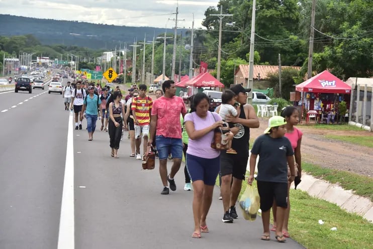 Miles de peregrinos arribaron ayer a Caacupé para participar hoy de la fiesta de la Inmaculada Concepción.