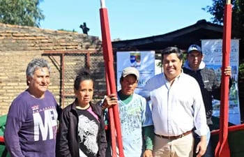 El gobernador de Ñeembucú, Luis Benítez, entregó 15 nuevas canoas a pescadores agremiados al Sindicato de Pescadores de Ñeembucú.