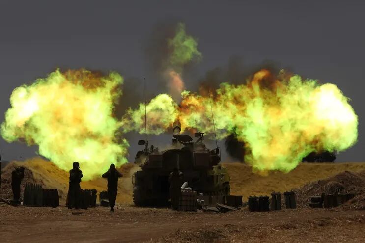 Fuerzas militares israelíes en acción este miércoles en la frontera con la franja de Gaza.