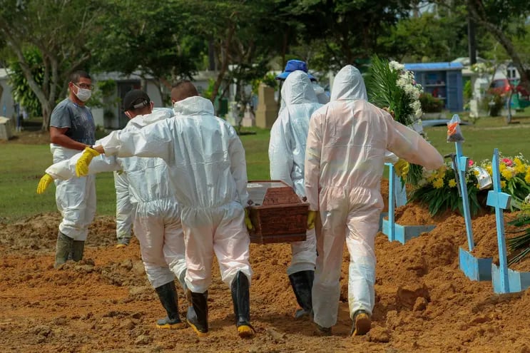 En esta foto de archivo tomada el 22 de enero de 2021, sepultureros cargan el ataúd de una víctima del COVID-19, en el cementerio Nossa Senhora Aparecida en Manaus, estado de Amazonas, Brasil.