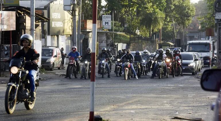 Las “reguladas” y aglomeraciones en los buses en plena alerta sanitaria hizo que numerosos usuarios del transporte público migraran al uso de motocicletas para su desplazamiento.