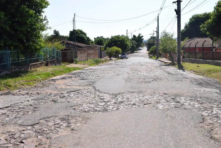 Recomiendan a intendente reparar deteriorada calle en Carapeguá.