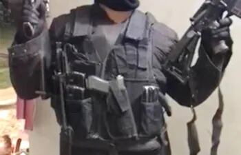 El hombre armado que aparece en el video que contiene la amenaza.