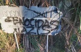 El cartel metálico que da la bienvenida al Bosque de Israel en el Parque Ñu Guazú fue vandalizado.