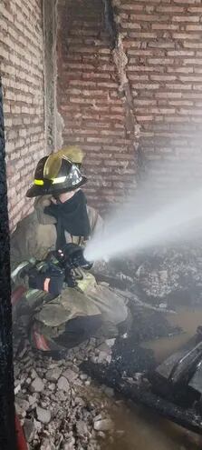 Bomberos voluntarios trabajaron este martes en el control del incendio de un taller en zona de Santa Teresa.