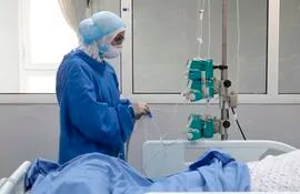 Una enfermera revisa a un paciente infectado con Covid-19 en su cama de internación en el hospital universitario  Rafik Hariri.