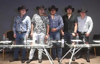 Los integrantes de la agrupación mexicana Bronco ofrecieron hoy una conferencia de prensa, con miras a su presentación en el Cumbia Fest de este sábado.