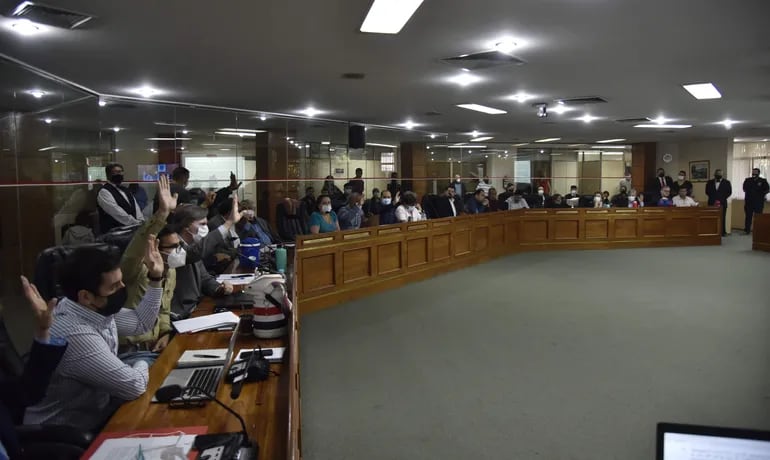 Concejales de la oposición votaron por tratar en la sesión el pedido de aumento salarial, pero los oficialistas fueron mayoría y derivaron el pedido a comisión en la última sesión.