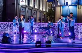 La Orquesta H2O "Sonidos del agua", junto a la cantante Andrea Valobra, durante una de las serenatas ofrecidas por el grupo en la Expo Universal de Dubái.