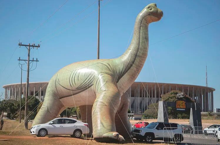 Un “dinosaurio gigante” luce espléndido frente al estadio Mané Garrincha de Brasilia, donde el domingo se abre la Copa América 2021 con el duelo Brasil-Venezuela.
