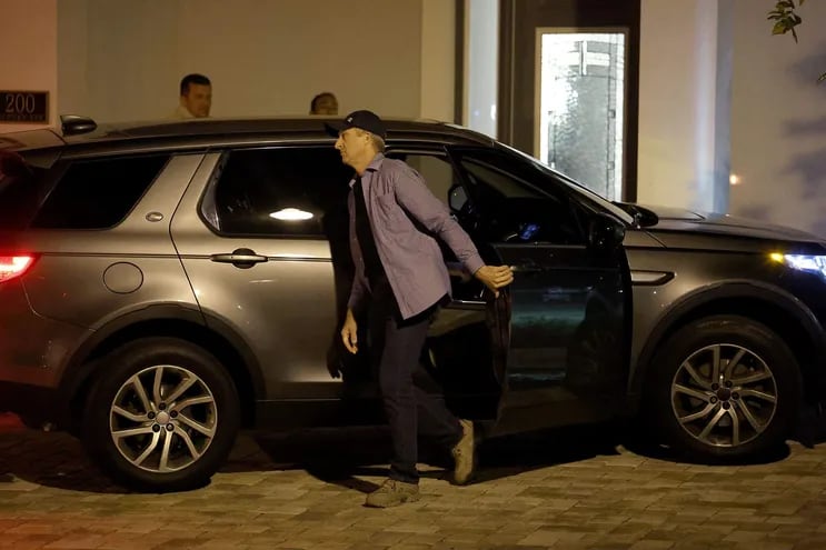 El expresidente de Brasil Jair Bolsonaro (en el asiento trasero, no visible) llega en una camioneta a la casa que alquila en el barrio cerrado Encore Resort, en  Reunion luego de ser dado de alta del hospital de Kissimmee, Florida.