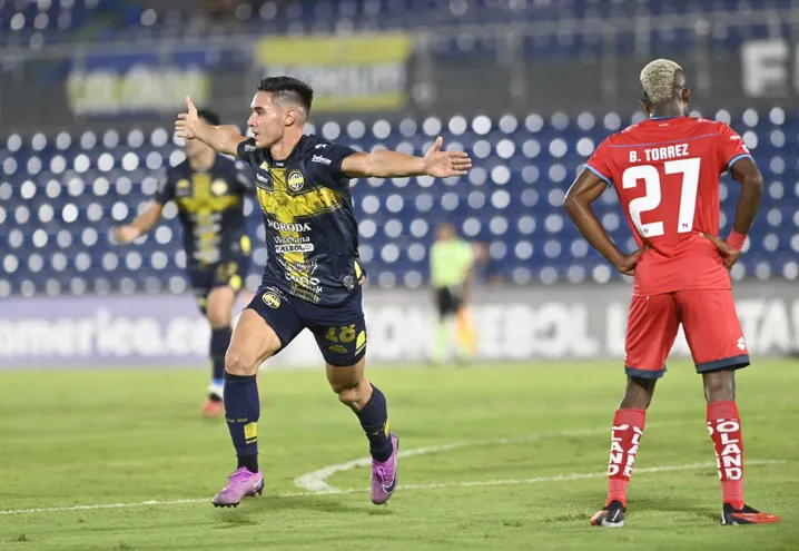 Fernando Romero (i), futbolista del Sportivo Trinidense, celebra un gol en el partido frente a El Nacional por la Fase 2 de la Copa Libertadores 2024 en el estadio Defensores del Chaco, en Asunción.
