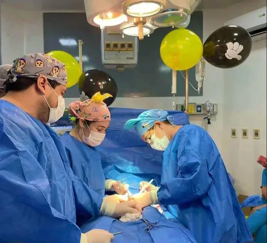 Momento de la intervención quirúrgica a cargo de los profesionales de salud en el Hospital Regional de Villarrica.
