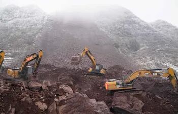 Excavadoras trabajan en el sitio de un deslizamiento de tierra en Zhaotong, en la provincia china de Yunan, el pasado miércoles.