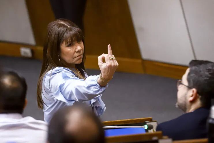 Celeste Amarilla se mostró molesta con los electores que votaron por Paraguayo Cubas.
