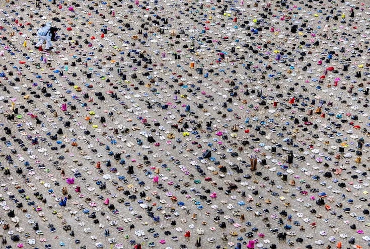 AMSTERDAM (PAÍSES BAJOS), 13/01/2024.- Miles de zapatos infantiles se han colocado este sábado en la Plaza Dam de Ámsterdam durante el acto conmemorativo por los menores que asesinados durante el conflicto entre Israel y Hamás. EFE/ Remko De Waal
