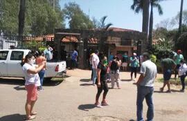 Ocupantes de asentamientos exigen reconocimiento  y se manifiestan frente a la casa del intendente de Limpio, Carlos Palacios