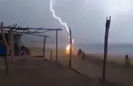Momento de la caída del rayo, en una playa de Michoacán, México. (captura de video).